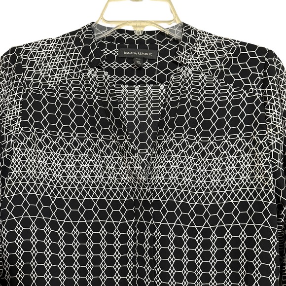 Banana Republic Black White Geometric Print Semi Sheer Roll Tab Sleeves Sz XSP - Picture 2 of 6